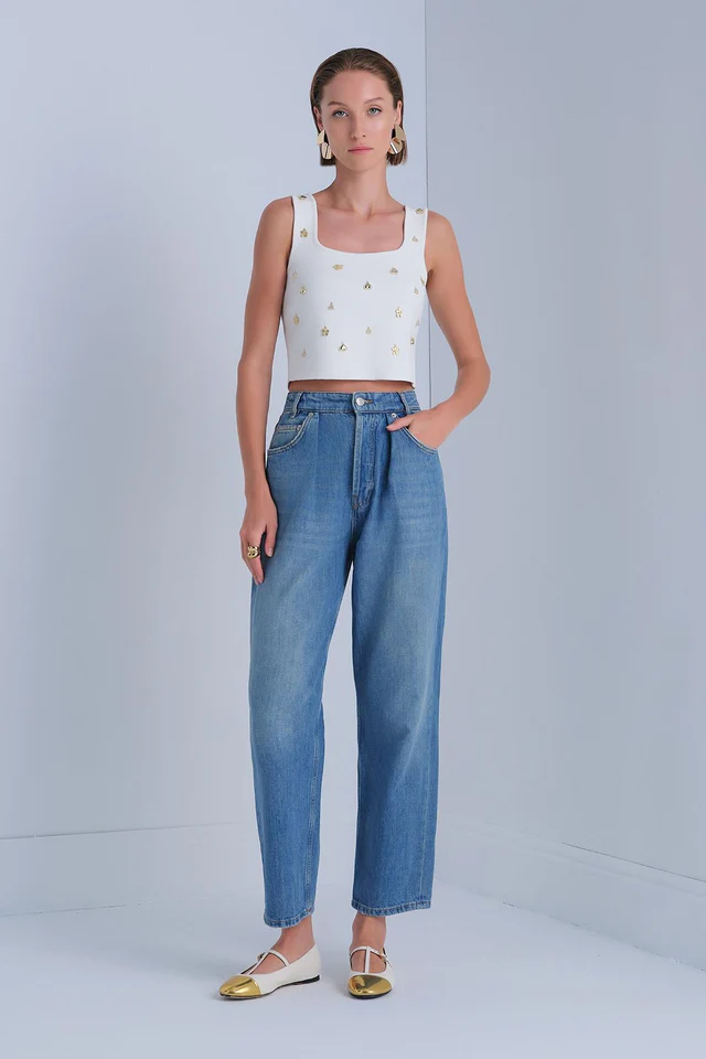gold-aksesuarli-kare-yaka-ekru-crop-top-780305